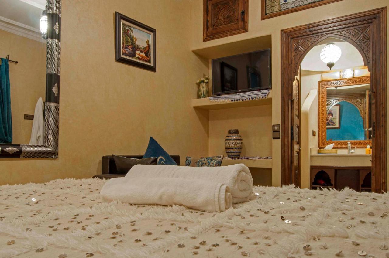 Riad Merzouga Marrakesh Exterior photo A Moroccan carpet