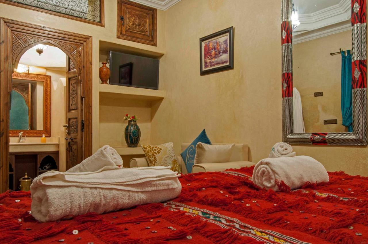Riad Merzouga Marrakesh Exterior photo A room at the hotel